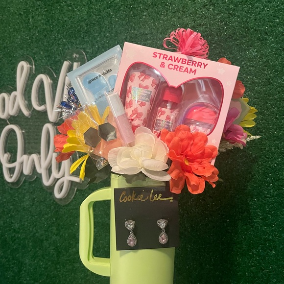 Loaded Tumble Bouquets - Picture 10 of 15